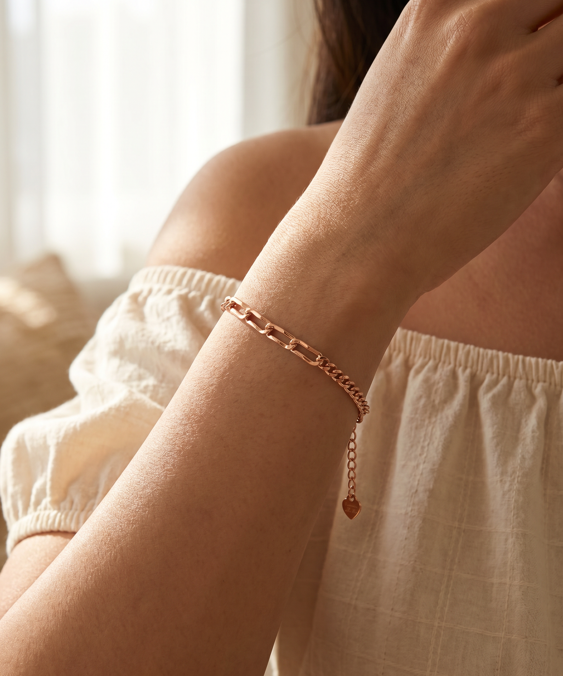 Boyfriend Curb Bracelet | Elate in rose gold, worn on a model