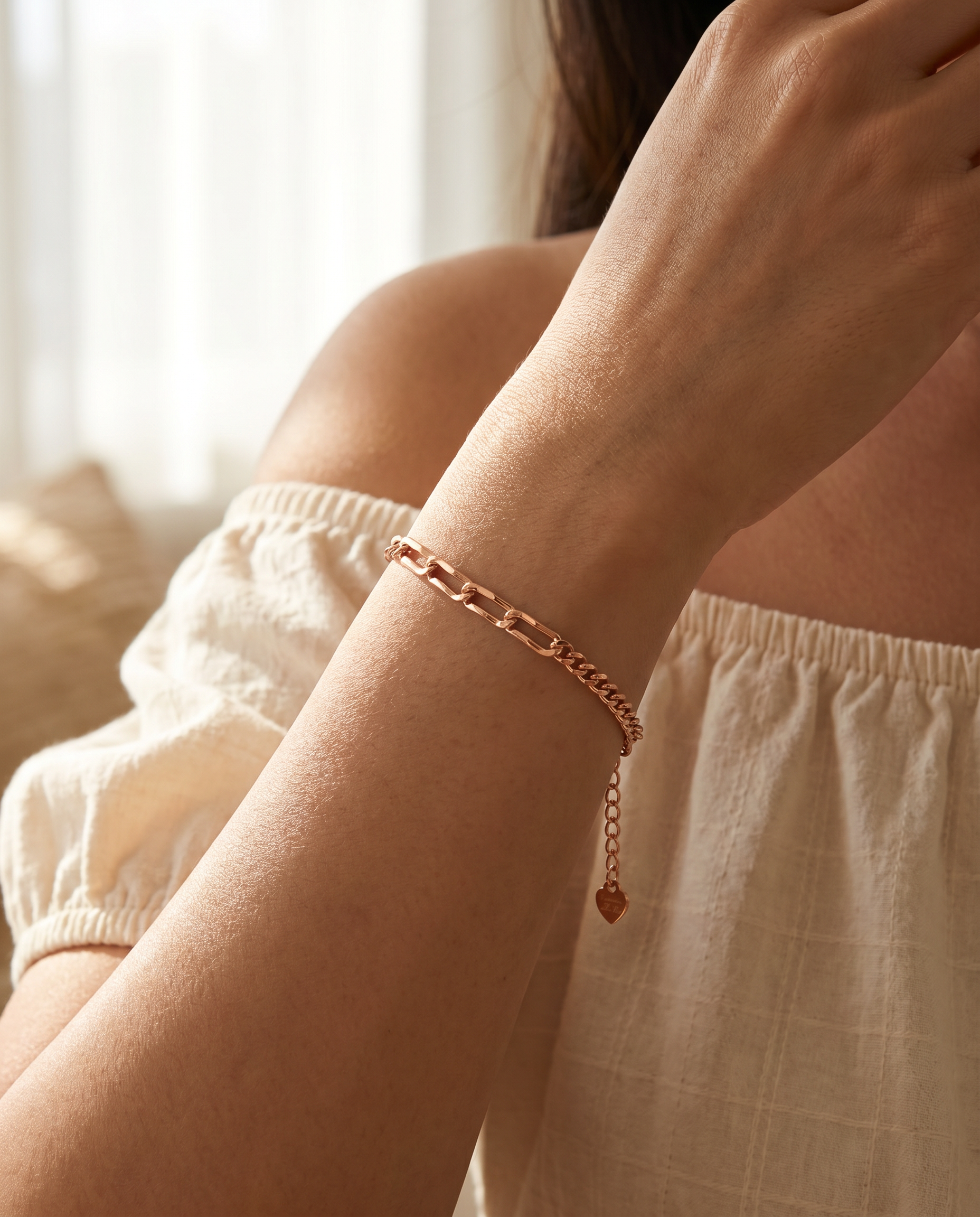 Boyfriend Curb Bracelet | Elate in rose gold, worn on a model