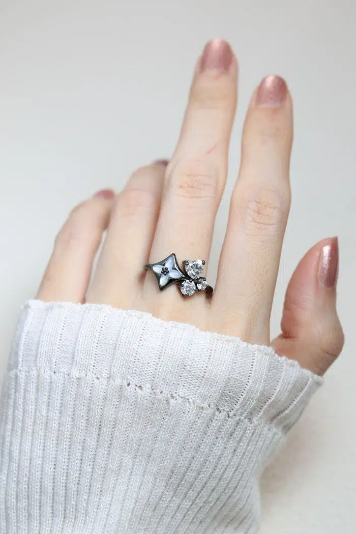 Clover Monogram Cluster Ring Model2