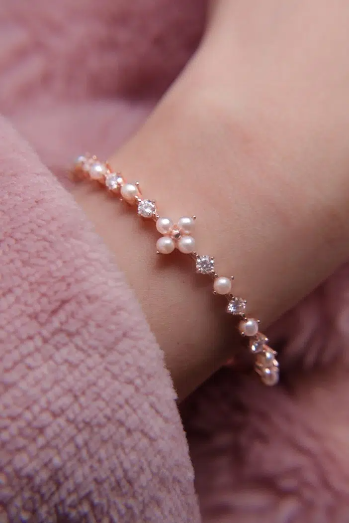 Clover Sparkle Cuff FWP Moissanite Model2