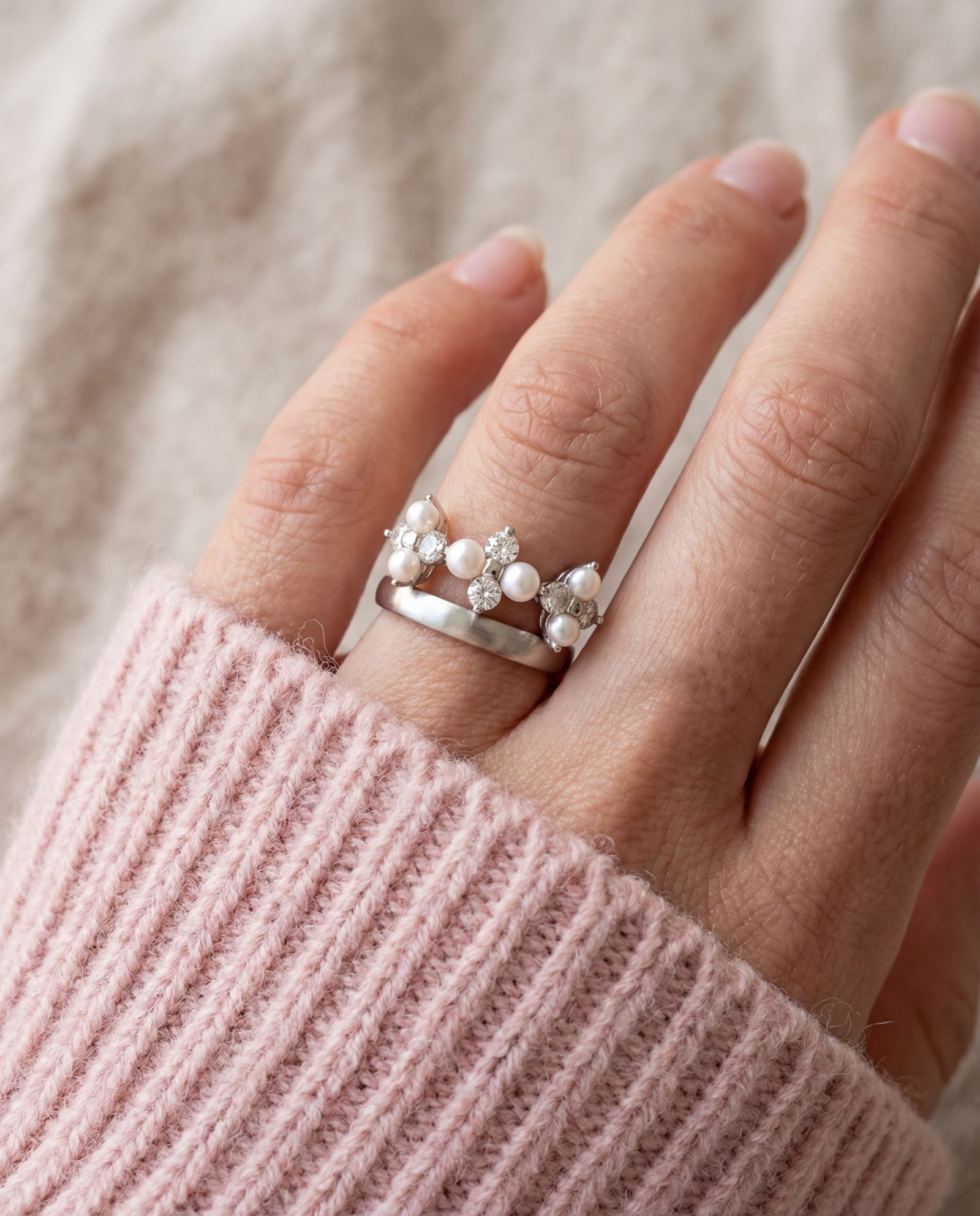 Trinity Clover Ring in silver, worn on a model