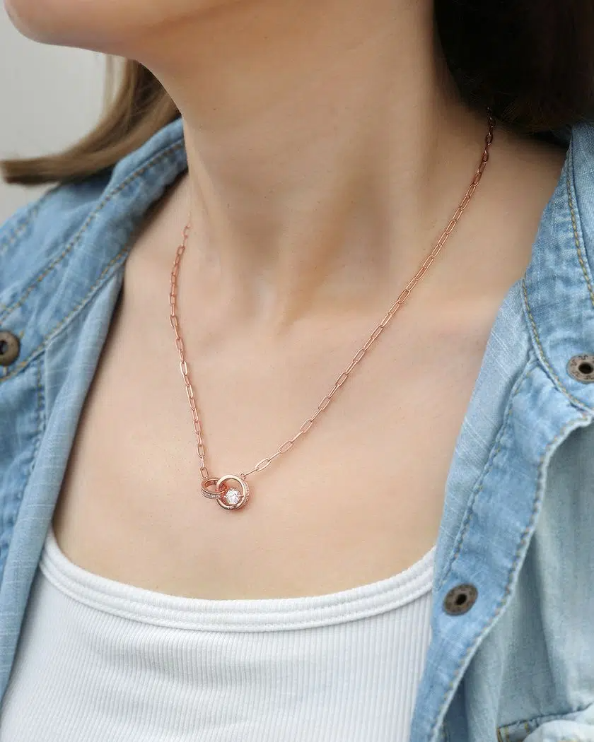 Interlocking Rings Necklace – Model
