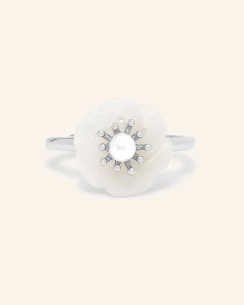 Elegant jadeite knot ring crafted in silver, featuring a timeless design symbolizing unity and strength.	