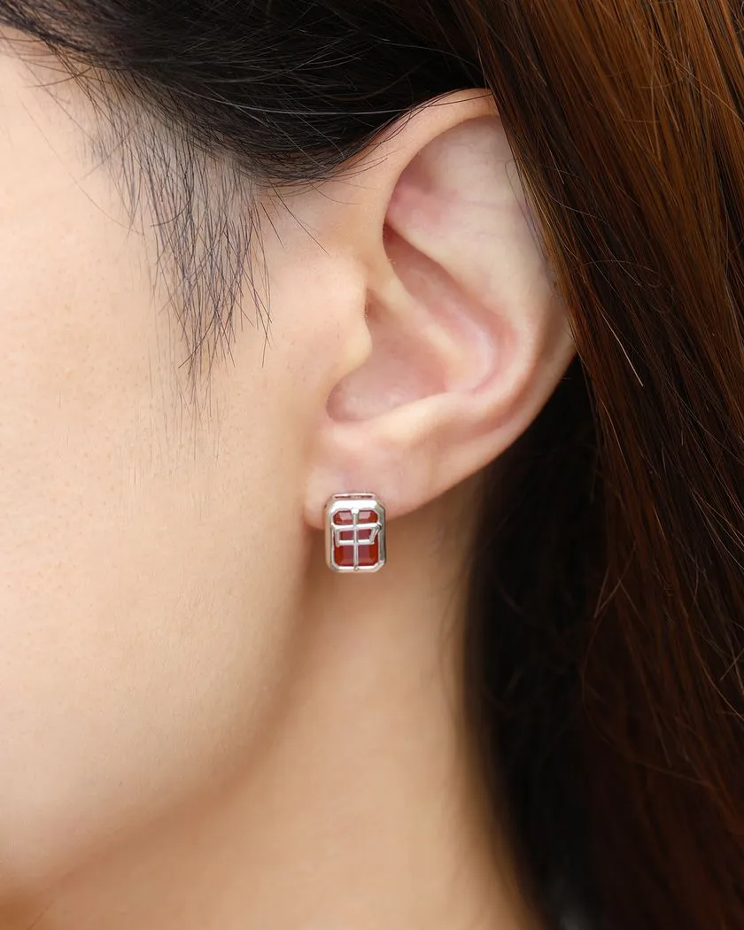 A model wearing the red agate mahjong stud.