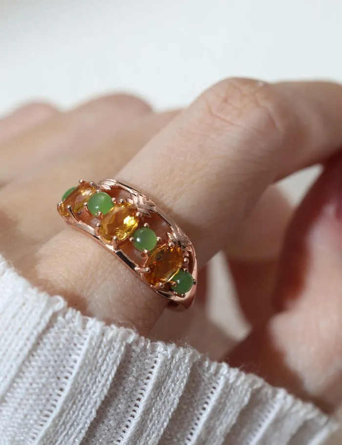 A model wearing the Trio Pineapple Ring in rose gold