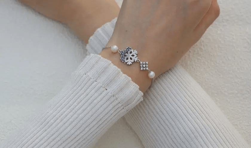 Frosted Snowflake Pearl Bracelet - Love Estella